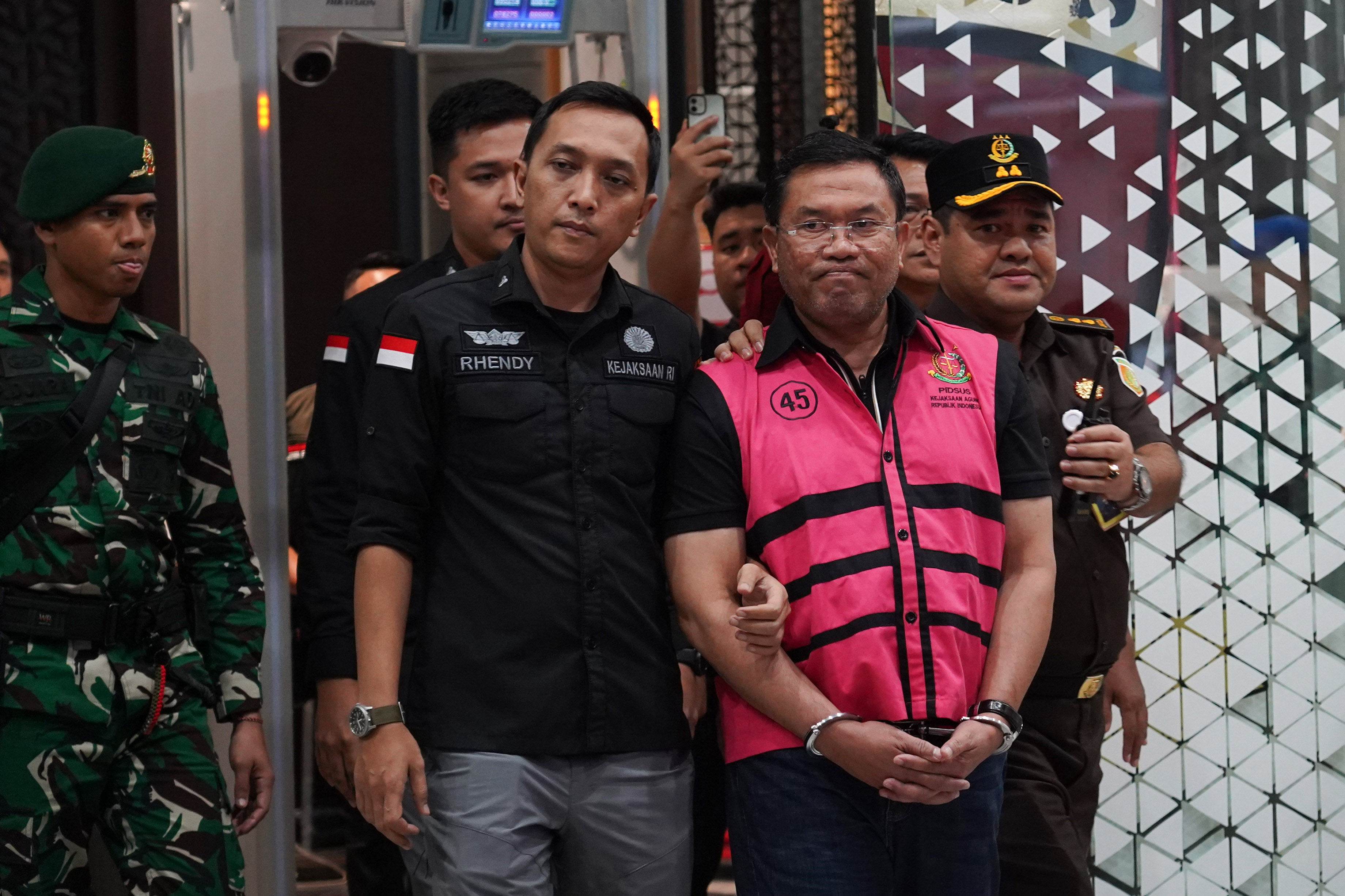 Kejagung tetapkan Mantan Kepala BGN Dadan Hindayana bersama Wakil Kepala BGN Sony Sonjaya dan Lodewyk Pusung sebagai tersangka (Foto: Katadata/Fauza S