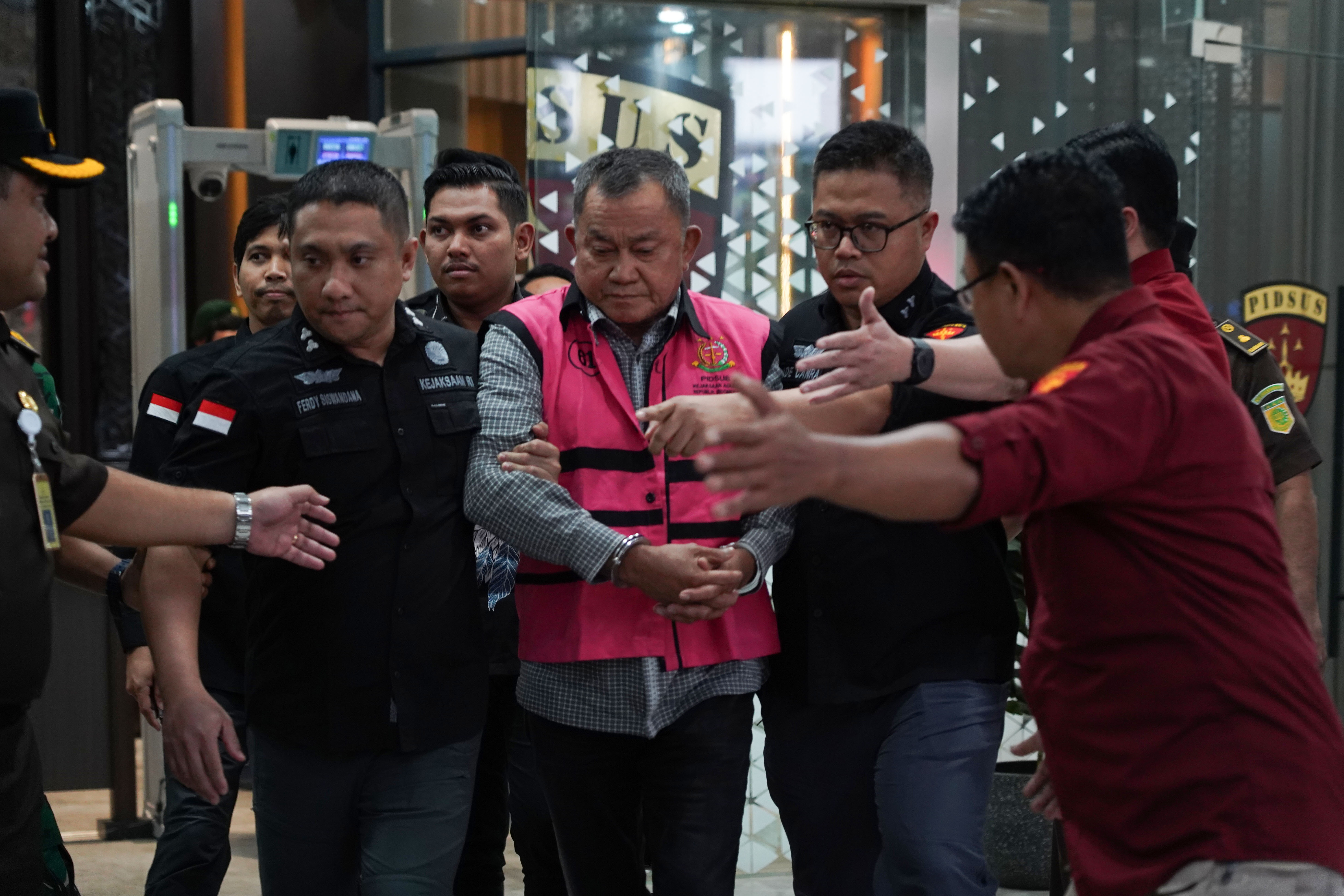Kejagung tetapkan Mantan Kepala BGN Dadan Hindayana bersama Wakil Kepala BGN Sony Sonjaya dan Lodewyk Pusung sebagai tersangka (Foto: Katadata/Fauza S