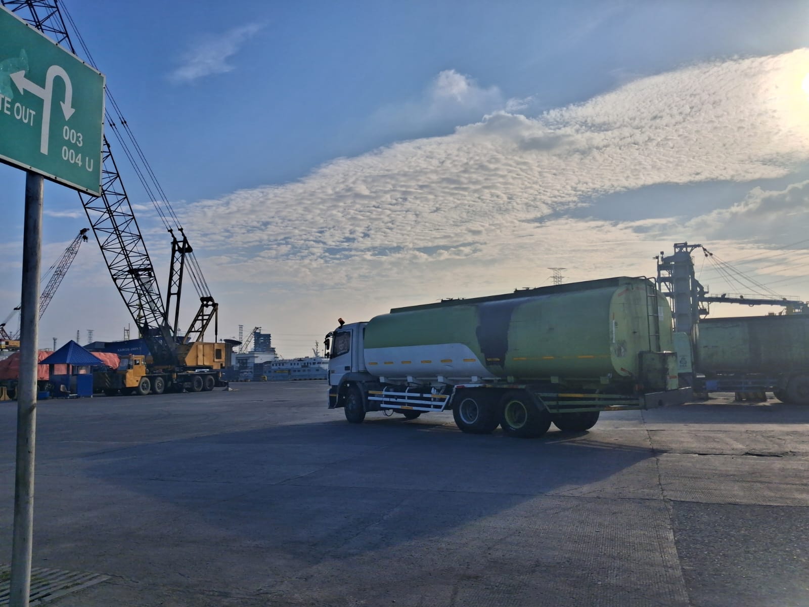 Aktivitas di dermaga PTP Nonpetikemas Cabang Tanjung Priok, Sabtu (13/6)
