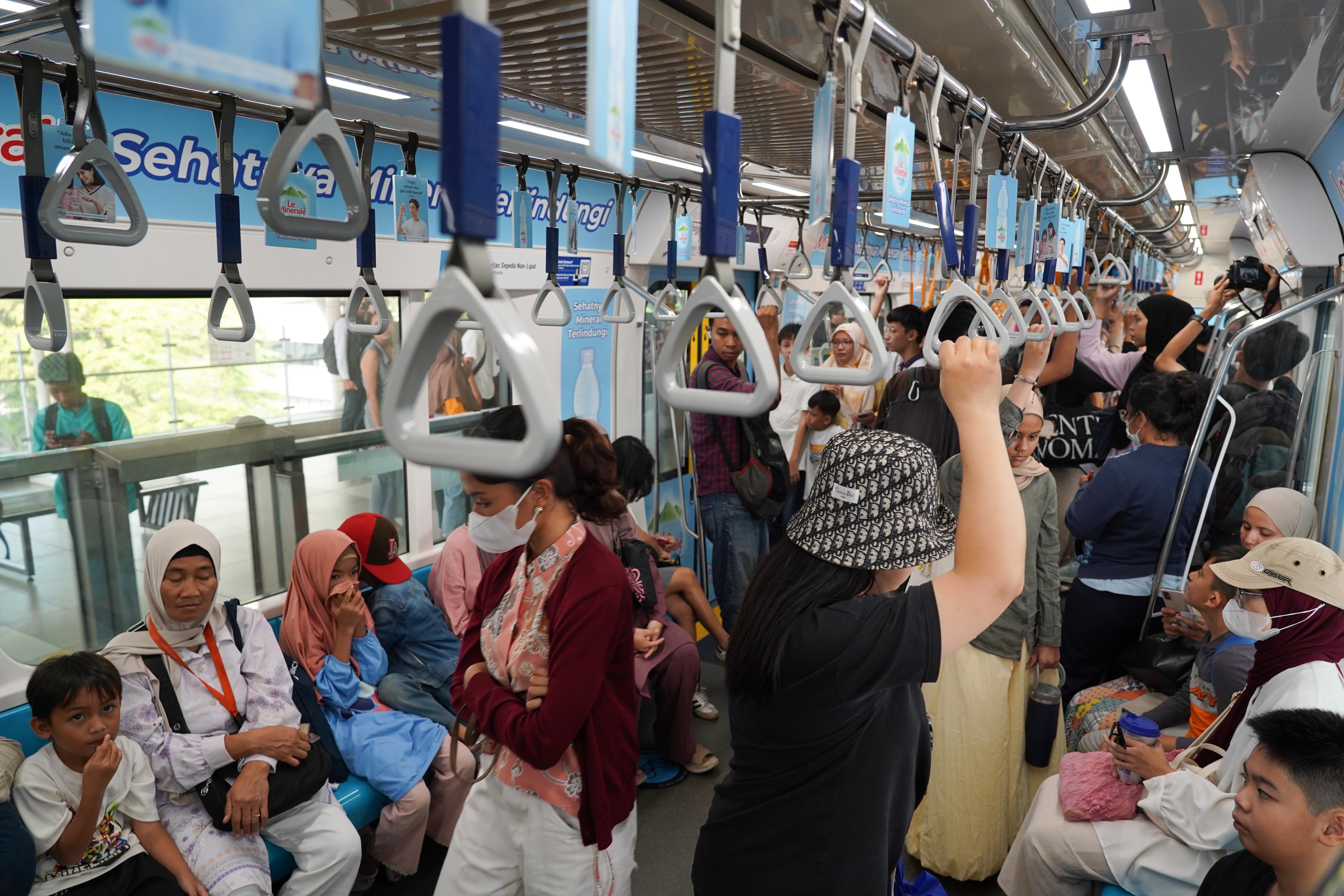 HUT Jakarta ke-499, Naik TransJakarta, MRT, LRT Hanya Rp 1 (Foto: Katadata/Fauza Syahputra)