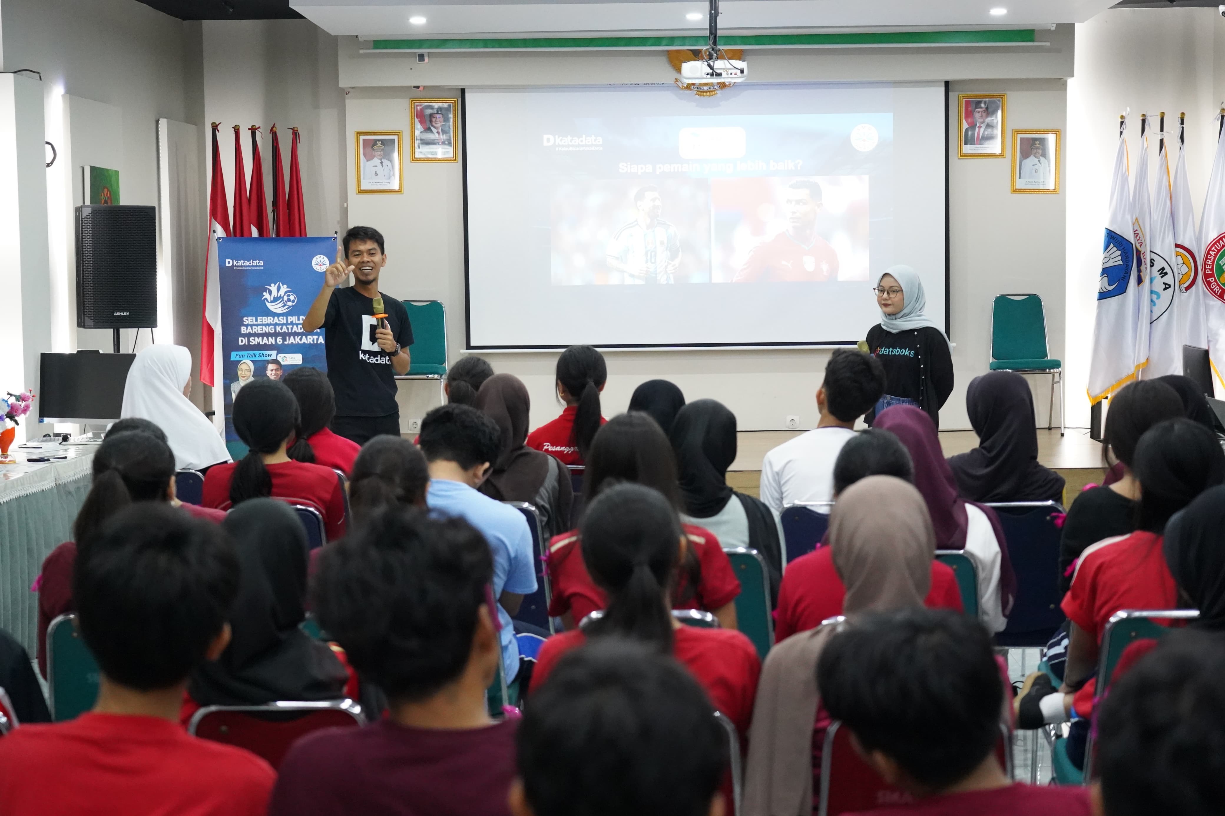 Fun Talk Show by Data Unboxed di Ruang Audio Visual SMAN 6 Jakarta Selatan, Rabu (24/6).