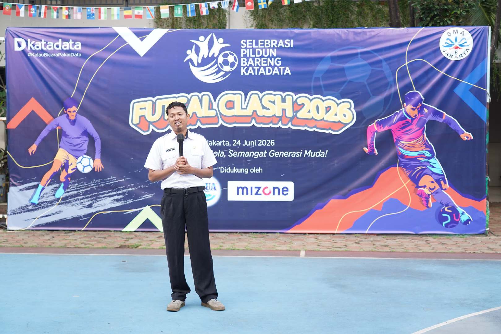 Wakil Kepala Sekolah SMA 6 Jakarta Selatan saat membuka Futsal Clash 2026 di SMAN 6 Jakarta Selatan.