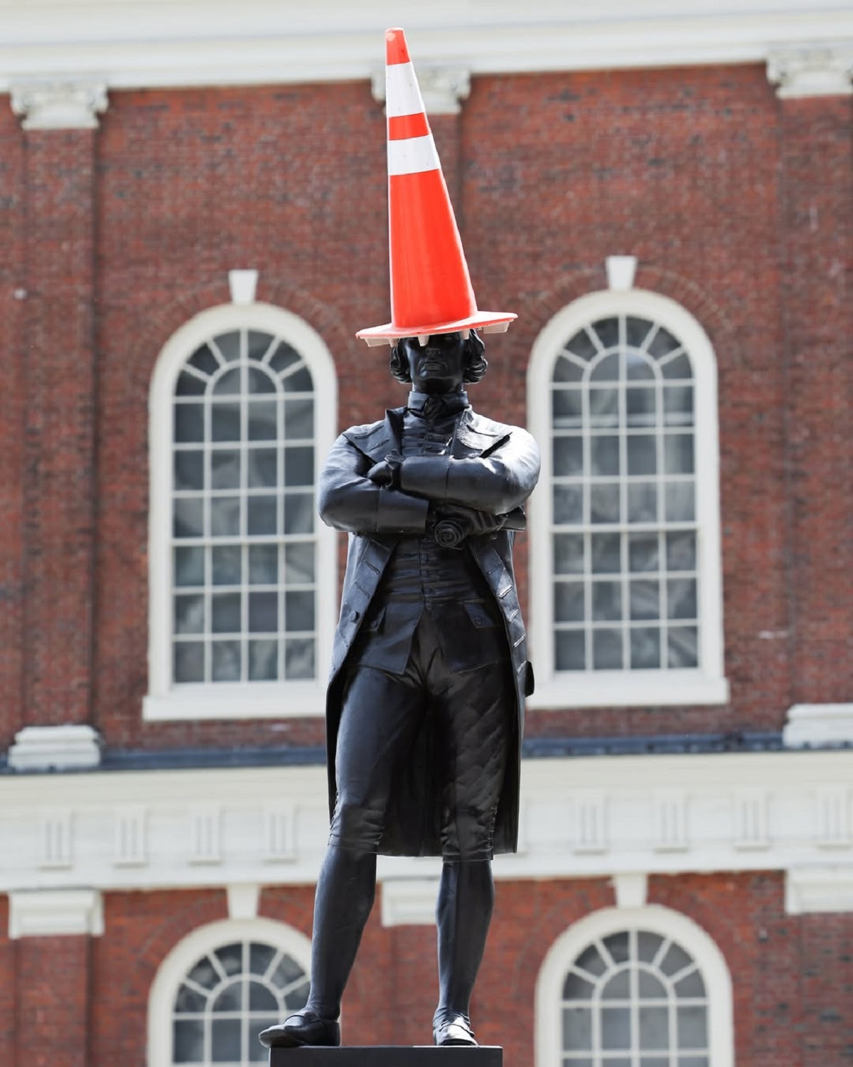 Suporter Skotlandia menempatkan kerucut lalu lintas berwarna oranye di atas kepala sejumlah patung bersejarah di Boston.