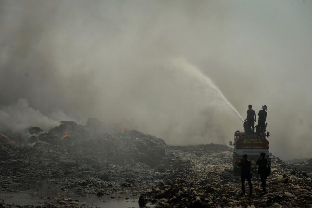 Kebakaran TPA Jatiwaringin meluas