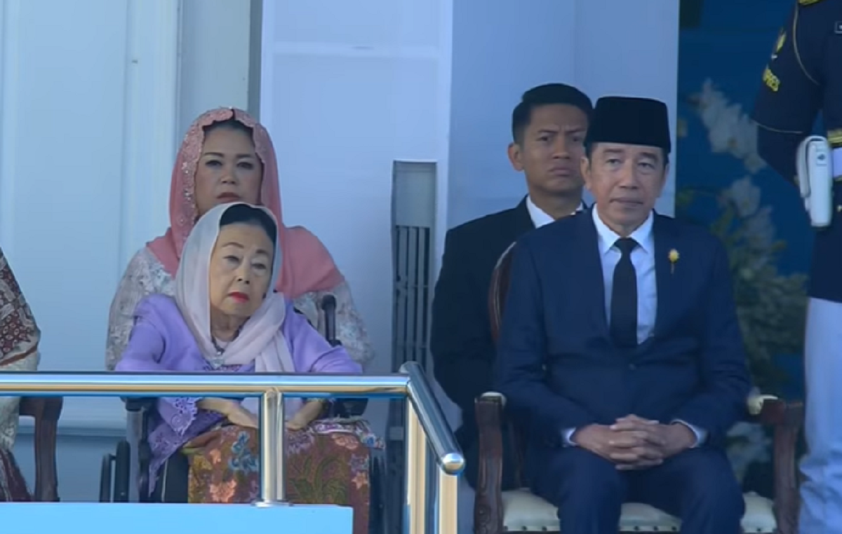Presiden ke-7 Joko Widodo (kanan) saat perayaan Hari Bhayangkara di Satlat Brimob, Cikeas, Bogor, Rabu (1/7).