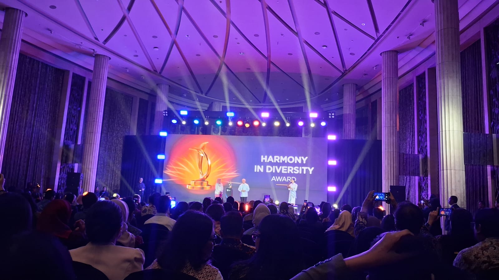 Penyerahan Harmony in Deversity Award kepada Uskup Agung Emeritus Cotabato, Filipina, Orlando Beltran Quevedo, Rabu (15/7)