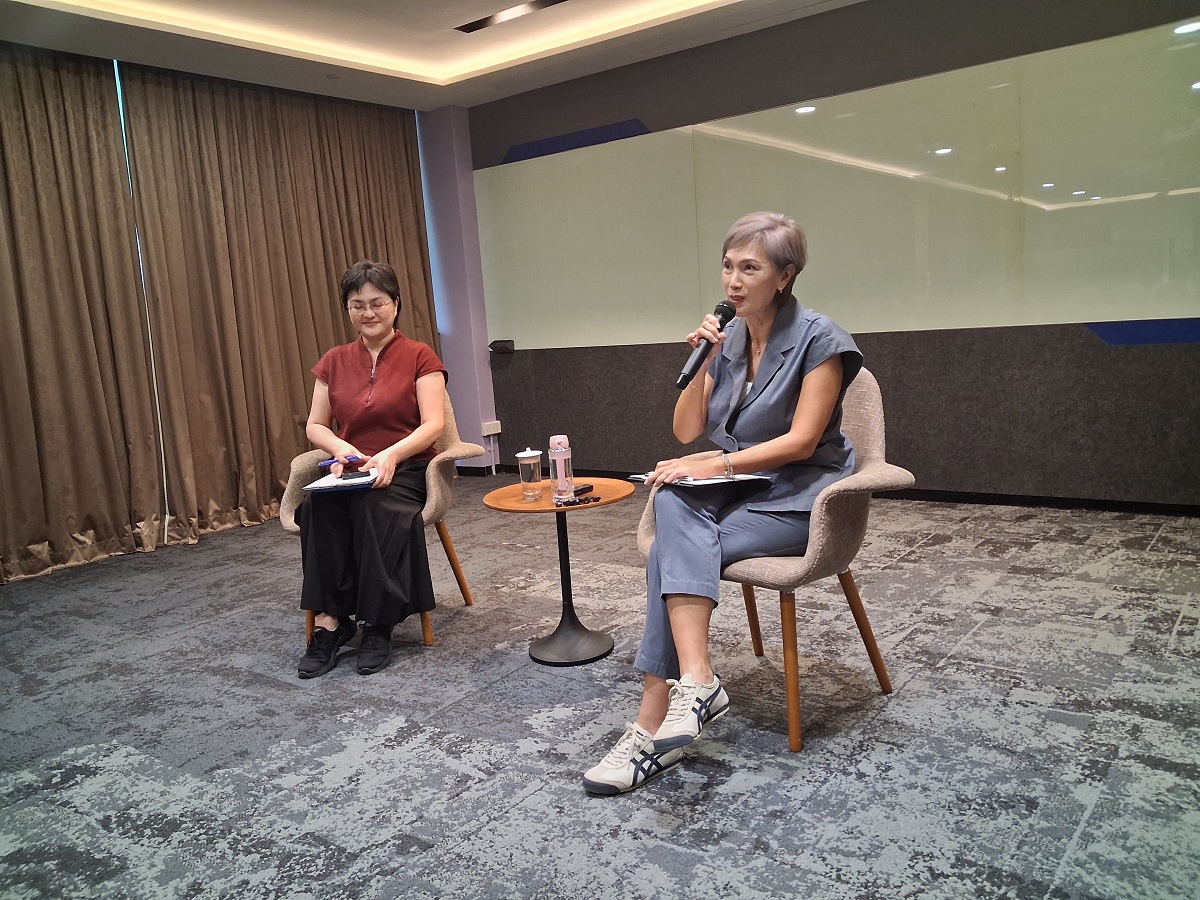 Menteri Pengembangan Digital dan Informasi Singapura Josephine Teo (kanan) saat berbicara dengan sejumlah jurnalis Indonesia di kantornya, Singapura, 