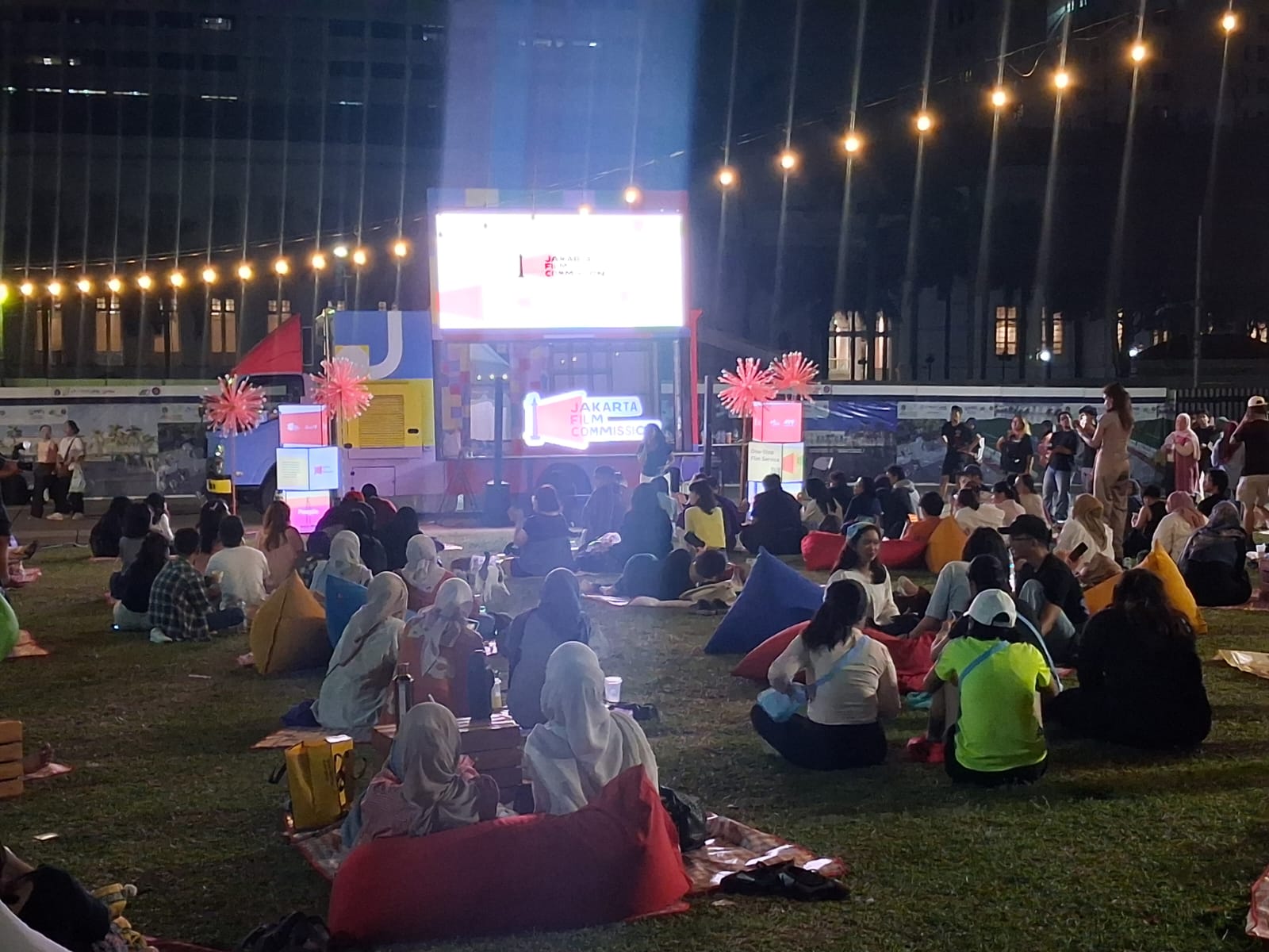 Antusiasme masyarakat menikmati film yang ditayanngkan di Lapangan Banteng, Jakarta Pusat