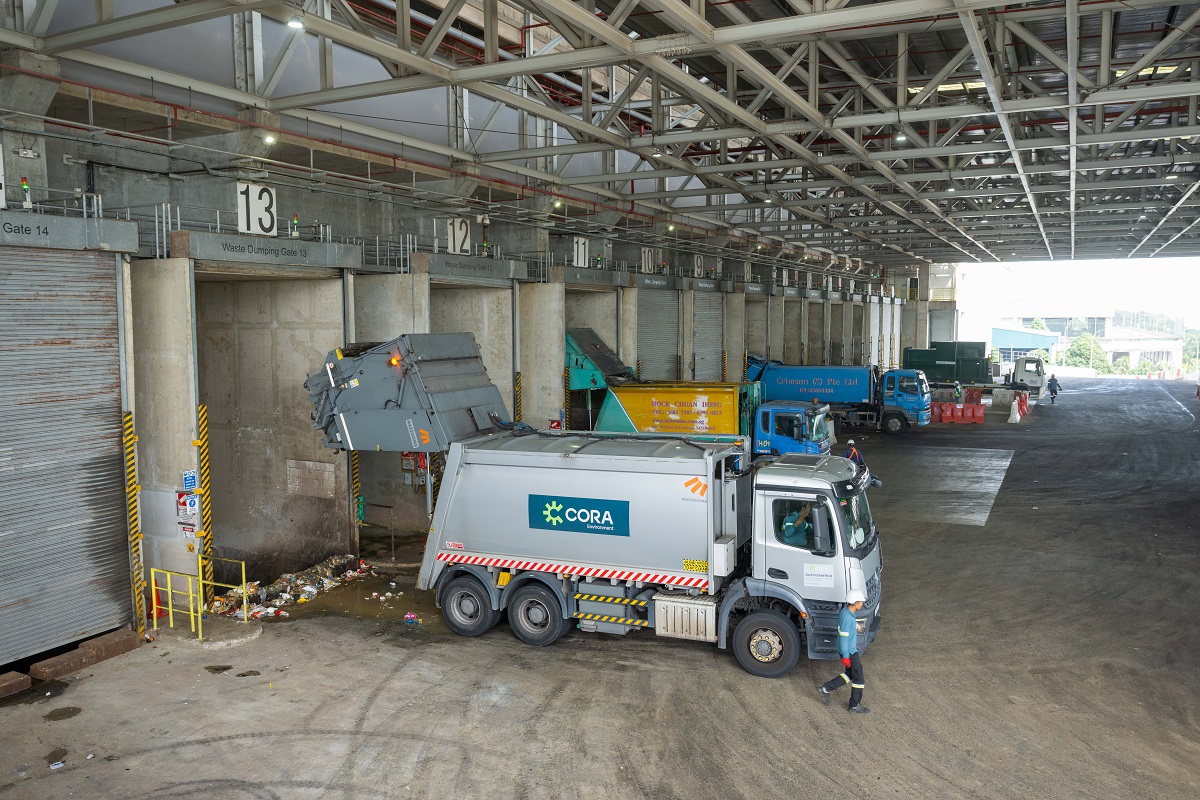 Aktivitas di Pembangkit Listrik Tenaga Sampah (PLTSa) Tuas One, Singapura. 