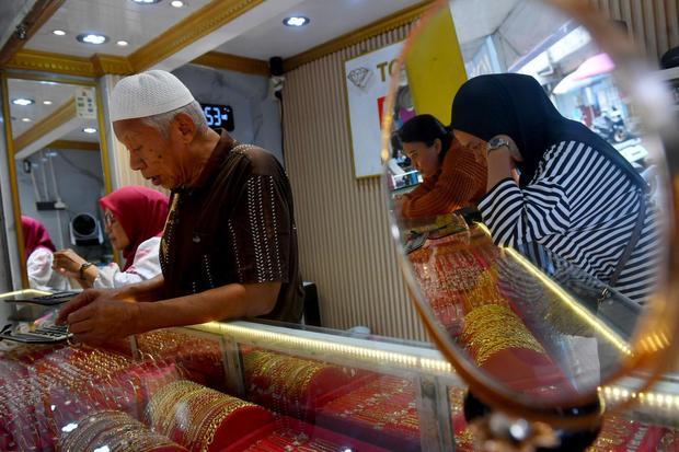 Harga emas perhiasan turun menjadi Rp 1,9 juta per gram