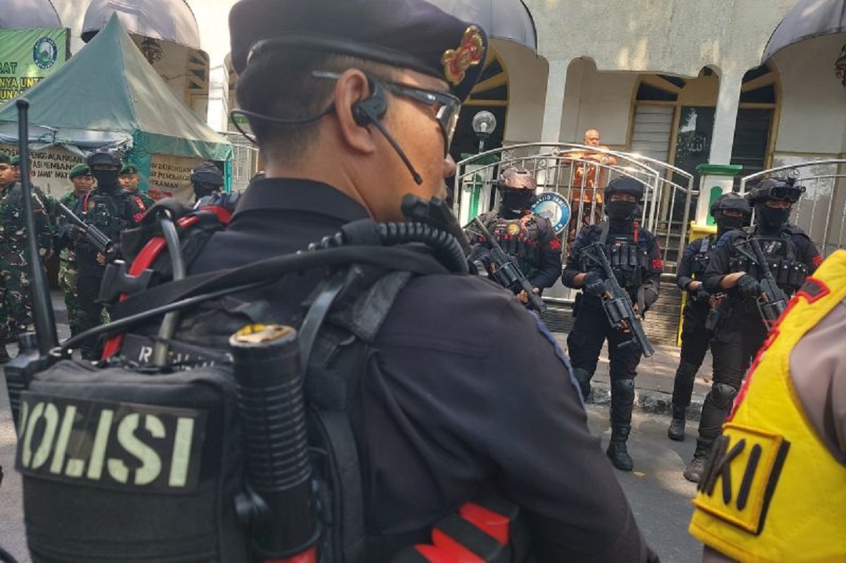 Polisi berjaga di sekitar Matraman Dalam, Jakarta Pusat.