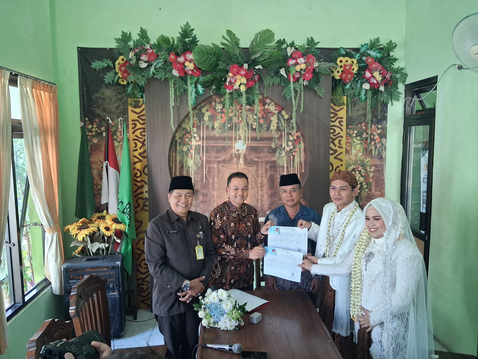 Wali Kota Solo Respati Ardi (kedua dari kiri) saat menjadi wali nikah warga Surakarta, Jumat (7/8).