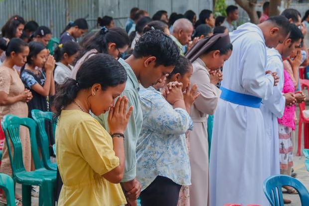 Misa di halaman gereja antisipasi gempa susulan