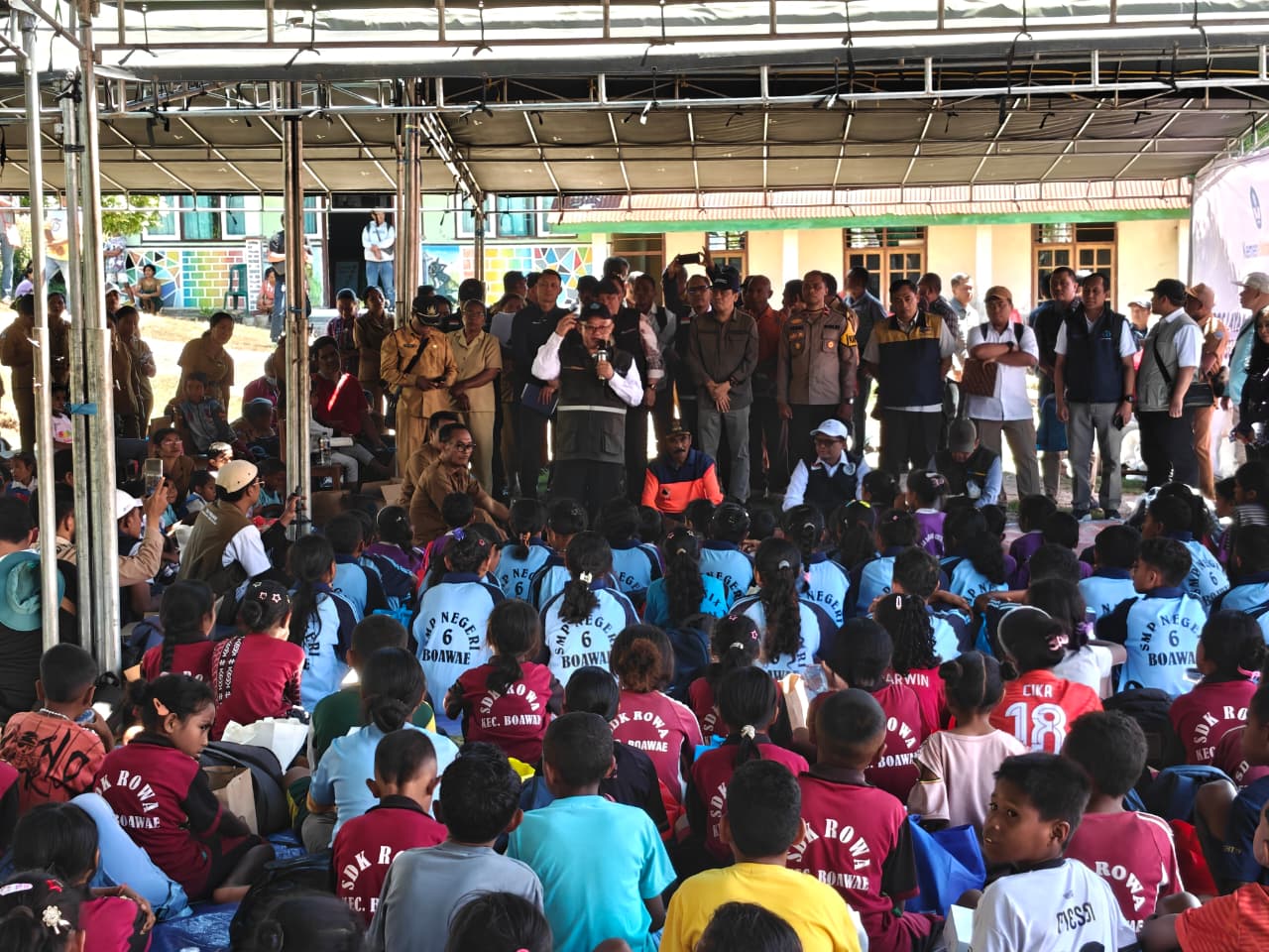 Mendikdasmen Abdul Mu'ti berbicara di hadapan ratusan siswa SDK Rowa dan SMP Negeri 6 Boawae yang duduk lesehan di bawah tenda darurat yang berada di