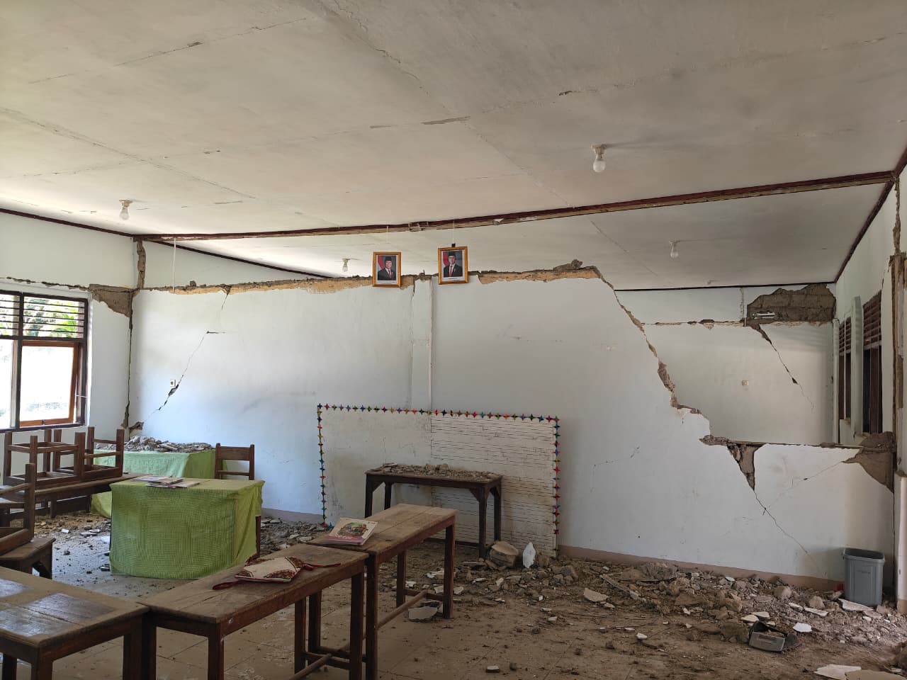 Retakan besar membelah dinding ruang kelas 3A-3B SDK Rowa, Kabupaten Nagekeo, akibat gempa bermagnitudo 7,7 yang mengguncang Flores, NTT, Sabtu (15/8)