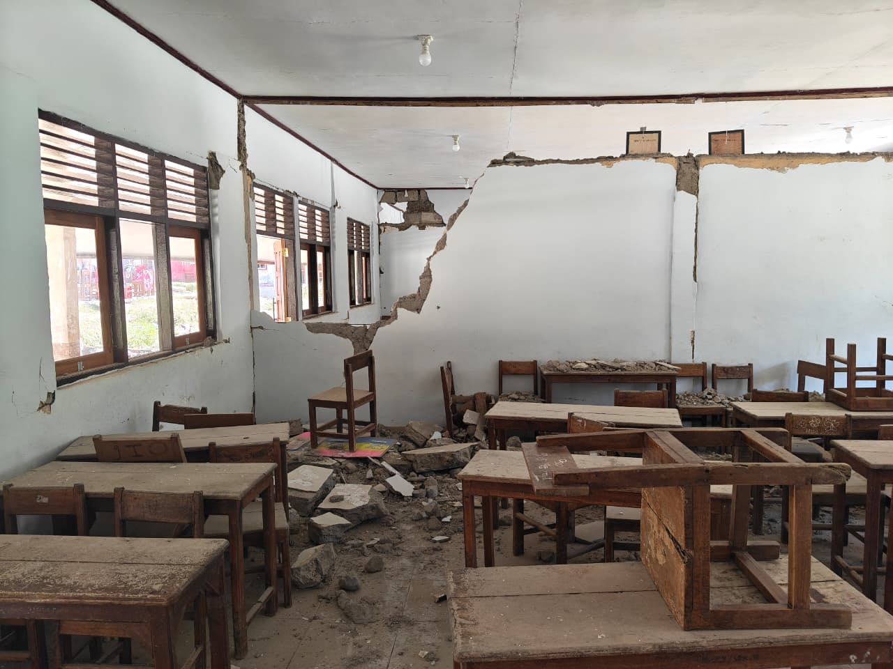 Retakan besar membelah dinding ruang kelas 3A-3B SDK Rowa, Kabupaten Nagekeo, akibat gempa bermagnitudo 7,7 yang mengguncang Flores, NTT, Sabtu (15/8)