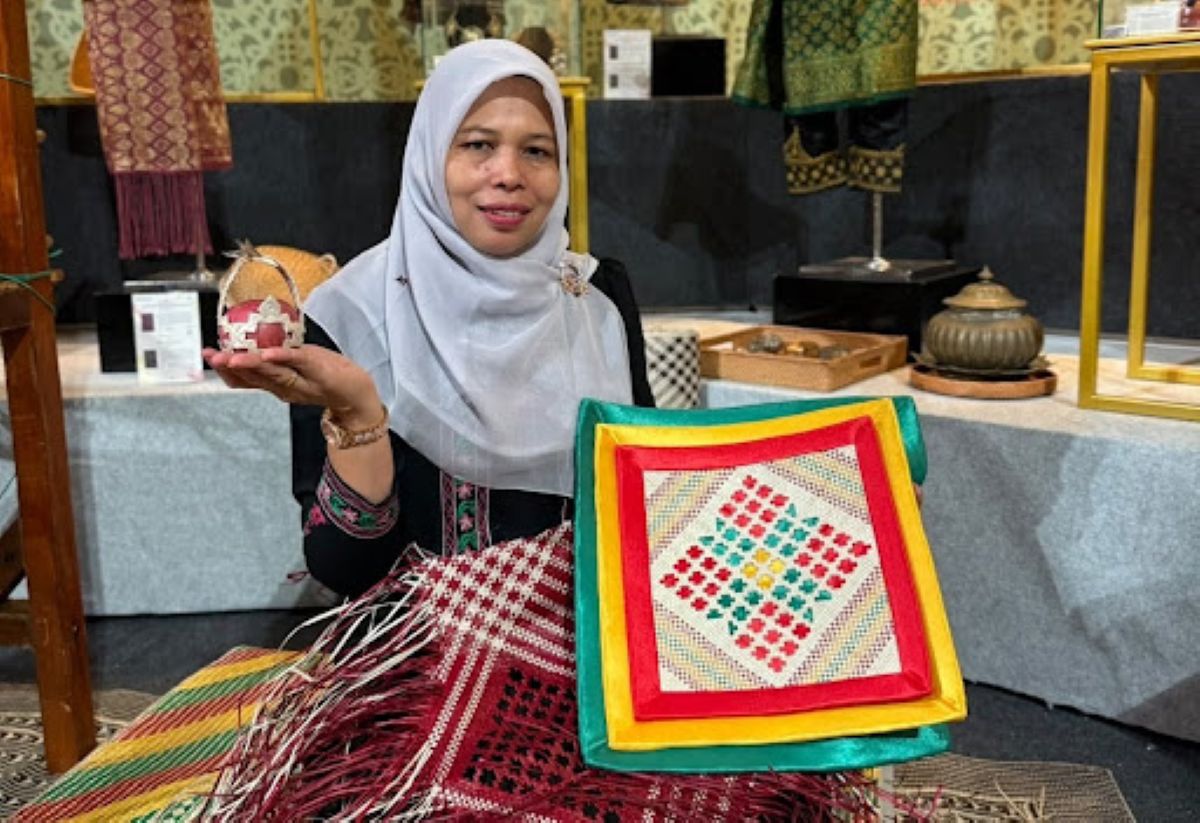 Pelaku UMKM Bungong Geulima, Ratna Dewi, menampilkan produk anyaman pandan dalam Karya Kreatif Indonesia (KKI) 2026