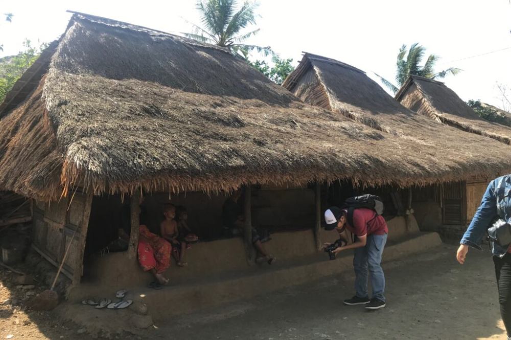 Suasana Desa Ende menampilkan kehidupan tradisional masyarakat Sasak.