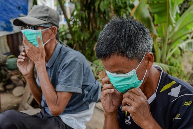 Pembagian masker warga terdampak abu vulkanik di pesisir Banten