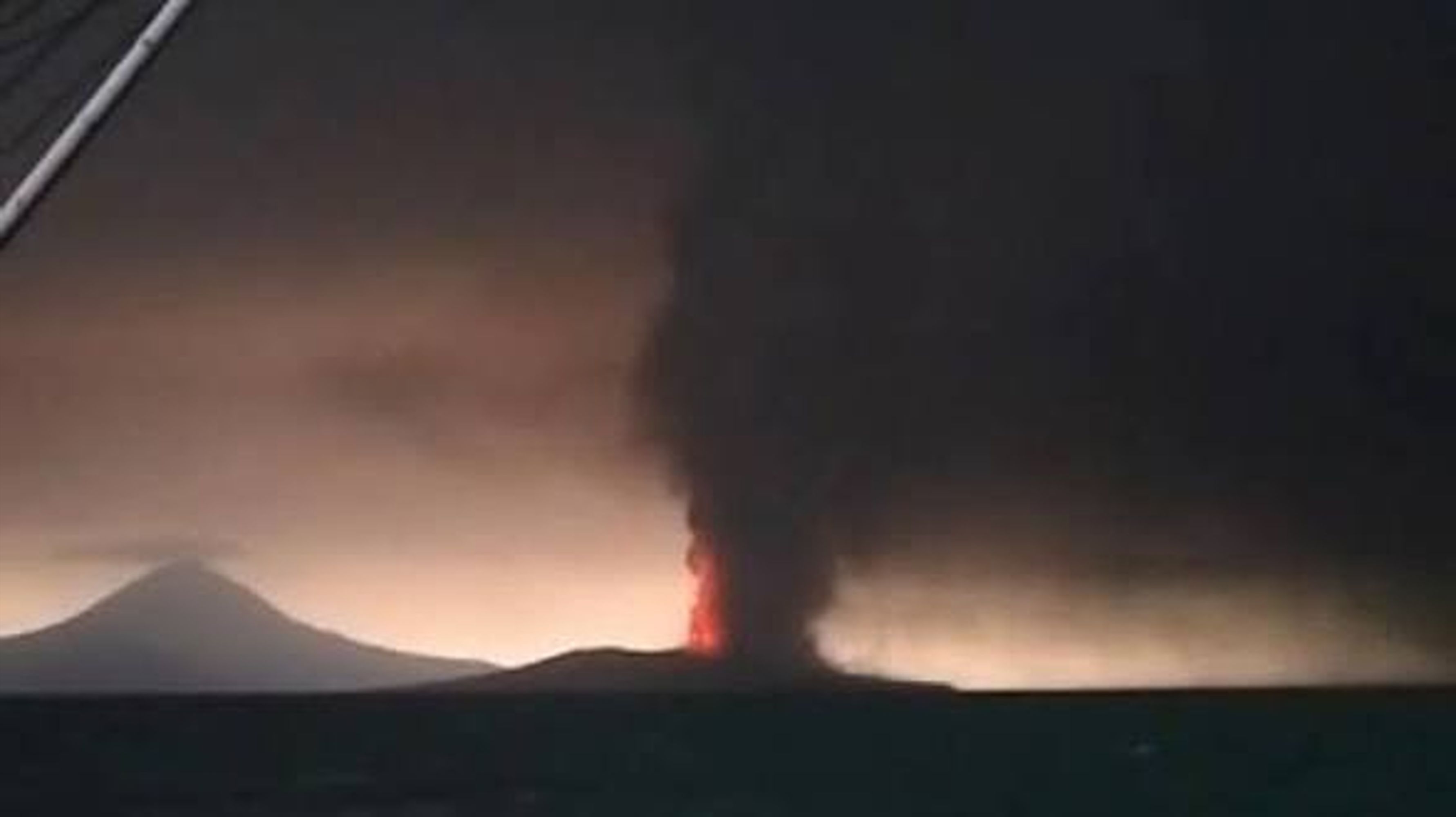 Abu Vulkanik Gunung Krakatau 