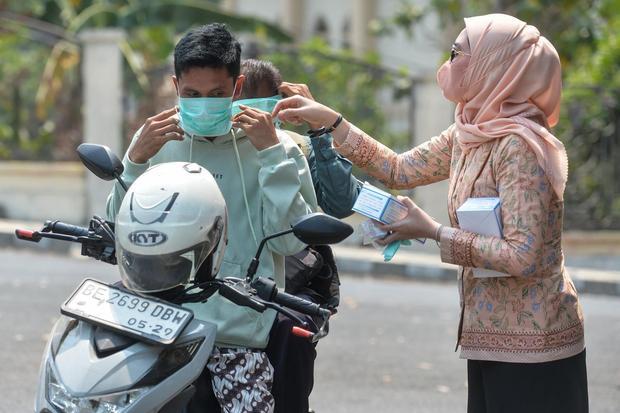 Pembagian masker gratis di Lampung