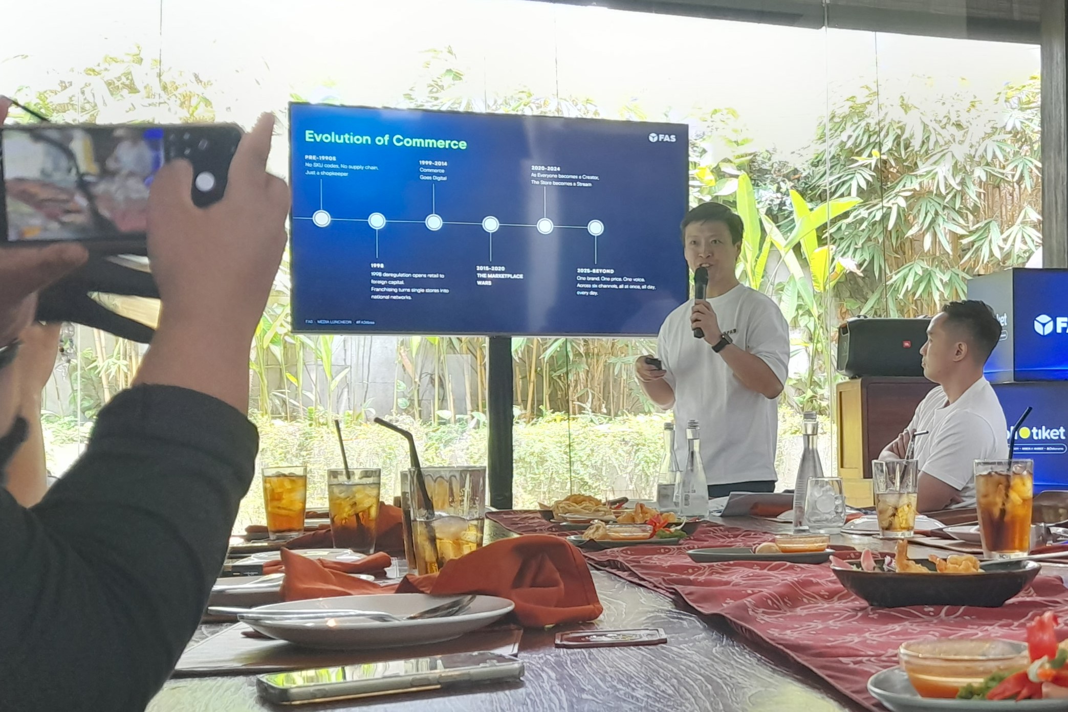 Bayu Sudjono, Operations Director FAS (kedua kanan), dan Alvin Hadibowo, Commercial Director of FAS (kanan), dalam konferensi pers di Jakarta, Kamis (