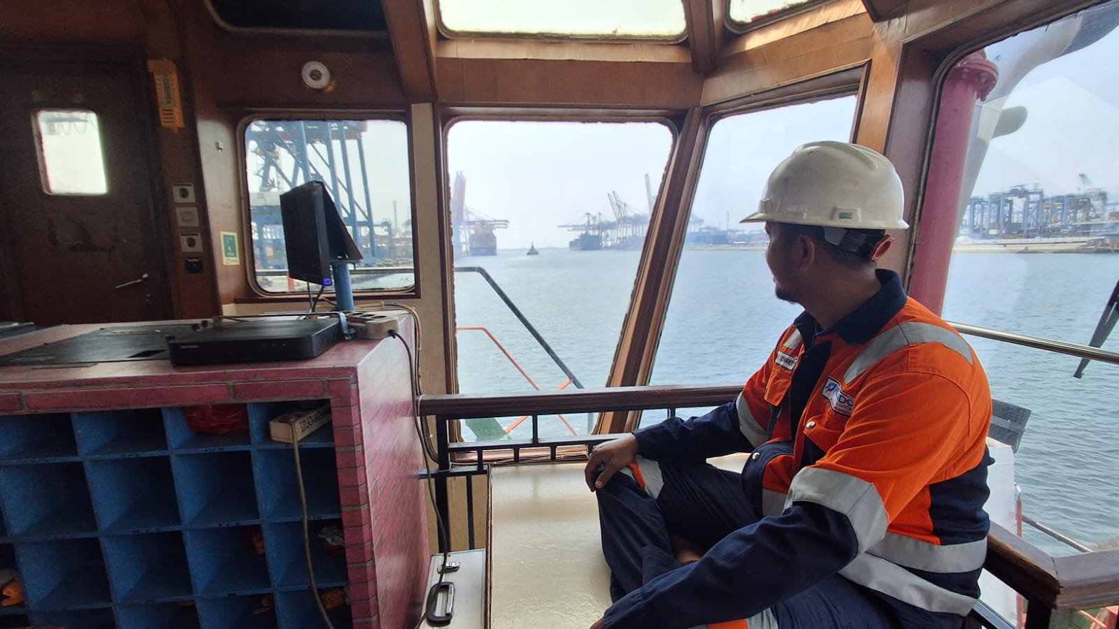 Salah seorang awak Kapal Sebesi II milik PT Jasa Armada Indonesia Tbk (JAI) duduk di anjungan kapal, Rabu (29/7)