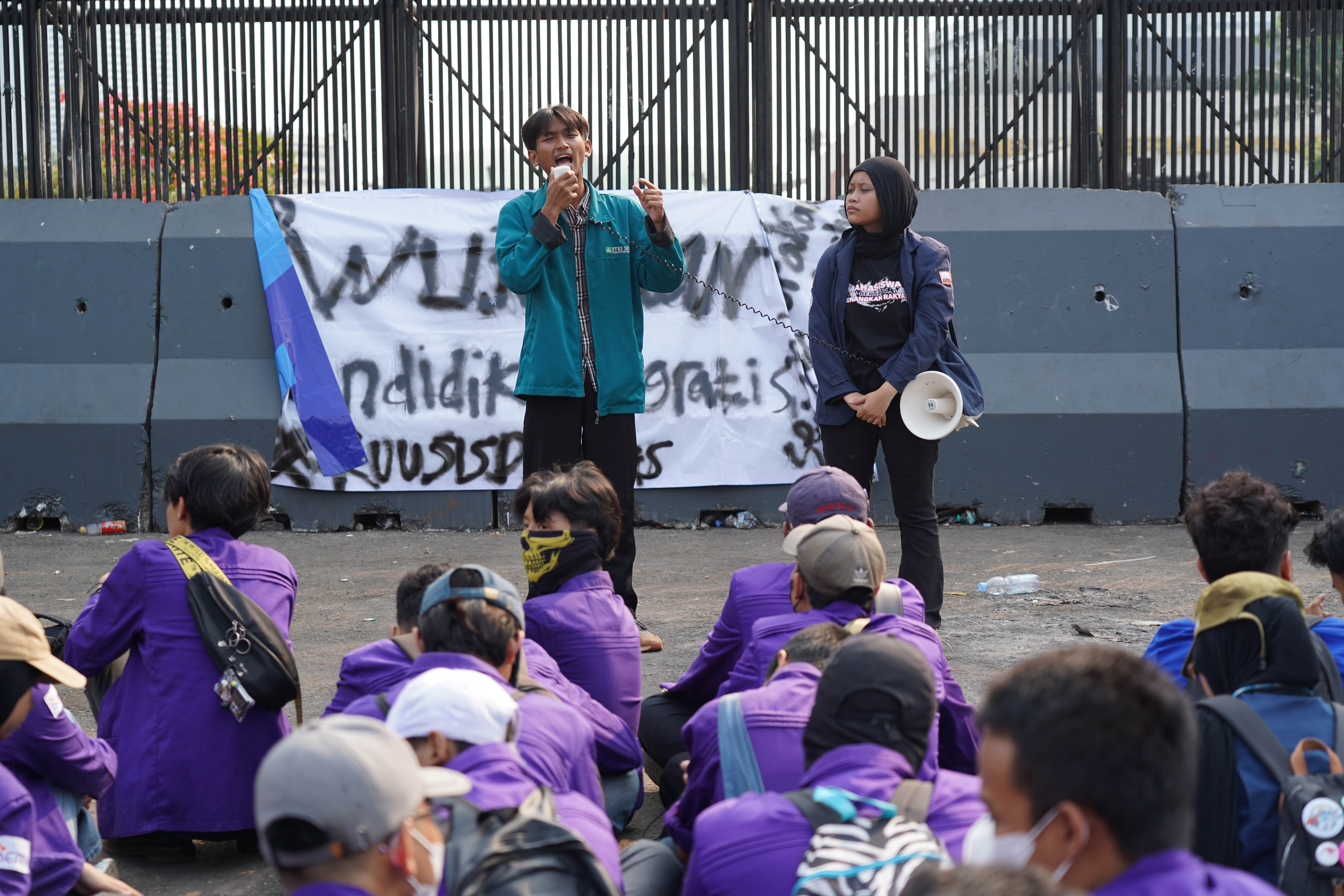 Mahasiswa Demo di DPR, Desak Pendidikan Gratis hingga Kesejahteraan Guru