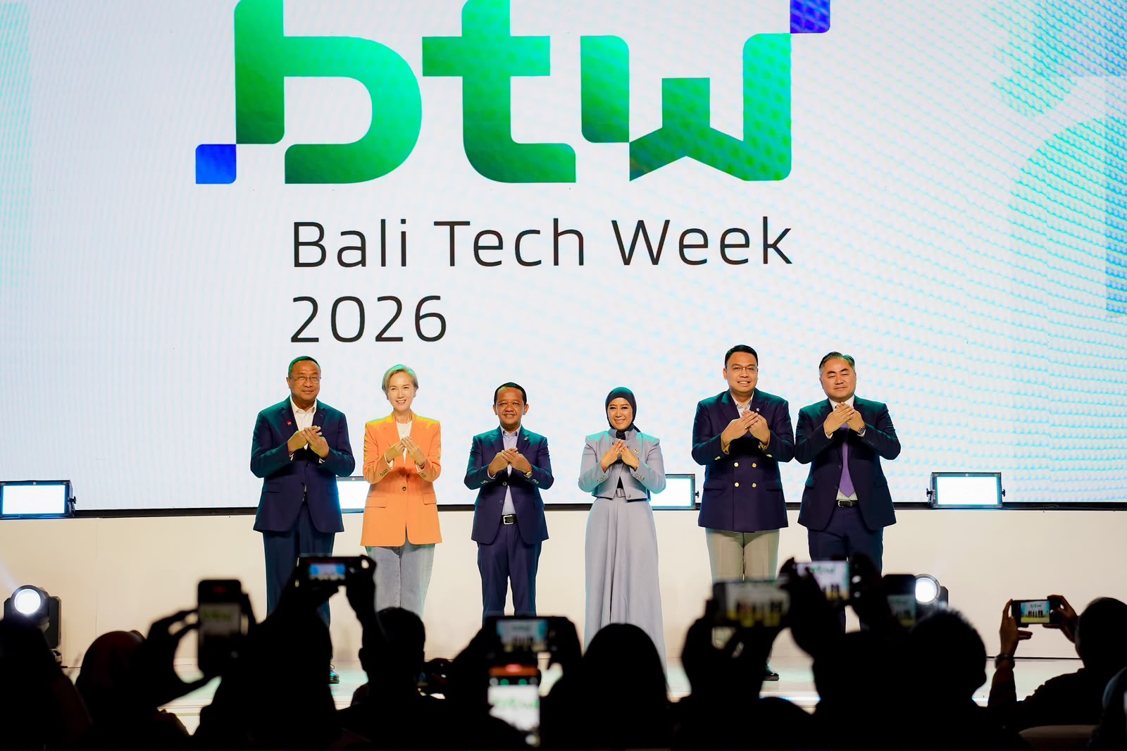 Nanang Hendarno, Direktur Utama Telkom Indonesia, Josephine Teo, Menteri Pengembangan Digital dan Informasi Singapura, Bahlil Lahadalia, Menteri Koord