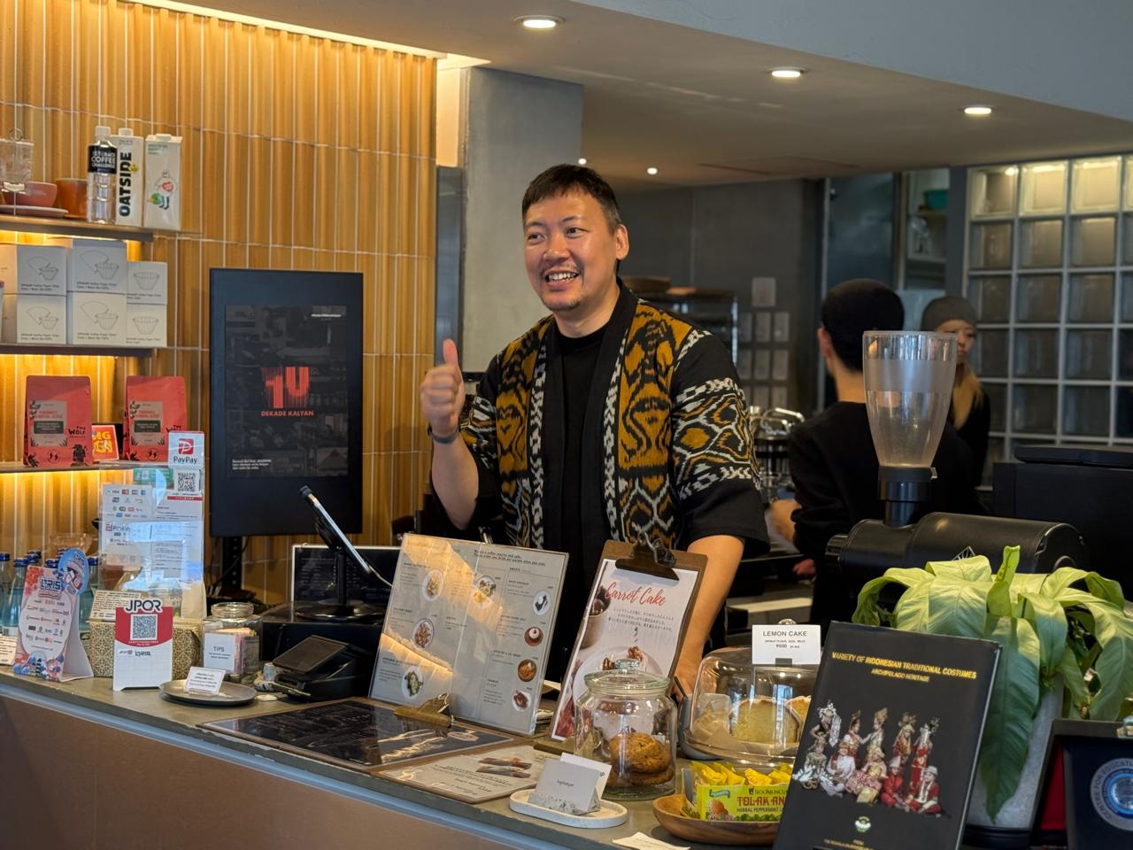 QRIS menjadi salah satu opsi sistem pembayaran di kedai kopi selain pembayaran berbasis kartu