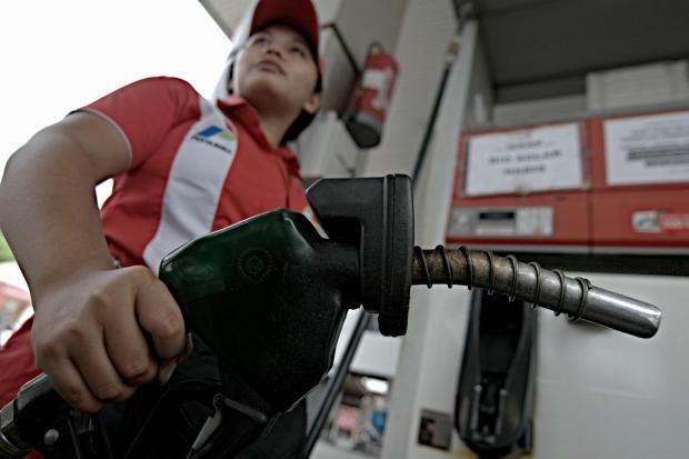 Petugas pengisian bahan bakar melayani pembeli di sebuah SPBU di Jakarta. Pemerintah memproyeksi tambahan kuota solar subsidi hingga akhir tahun mencapai 1,5 juta KL.