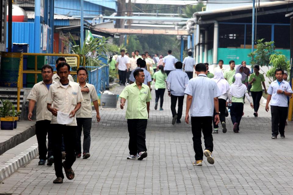 Aktifitas pekerja Pabrik Sepatu dilokasi pabrik PT Adis Dimension Footwear di Balaraja Barat, Tangerang, Provinsi Banten, Senin (5/10). 
