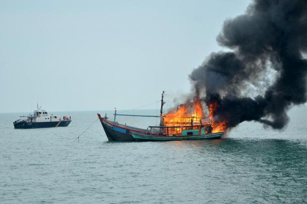 Kementerian Kelautan dan Perikanan Melakukan Penenggelaman Kapal Pelaku Illegal Fishing di Belawan.