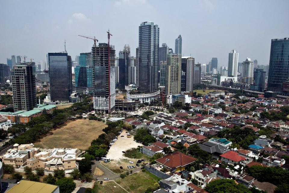 Suasana lansekap pemukiman dan gedung bertingkat di Jakarta. 