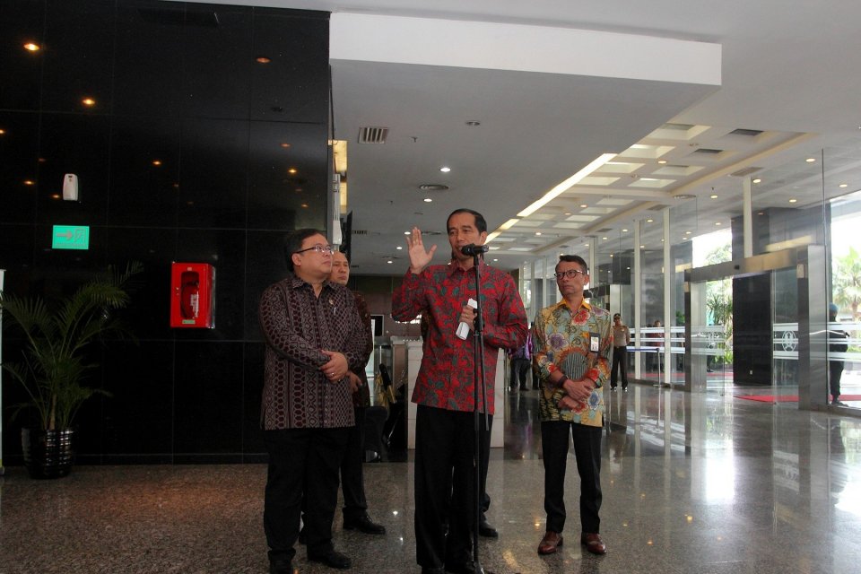 Jokowi, Bambang Brojonegoro, Ken Dwijugisteadi