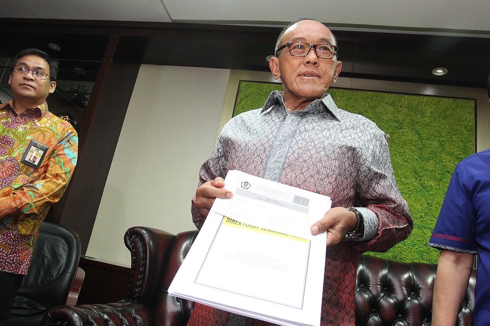 Bos Grup Bakrie, Aburizal Bakrie, menerima Surat Keterangan Pengampunan Pajak dari Dirjen Pajak Ken Dwijugiasteadi di Kantor Pusat Direktorat Jenderal Pajak, Jakarta, Kamis, (29/9).