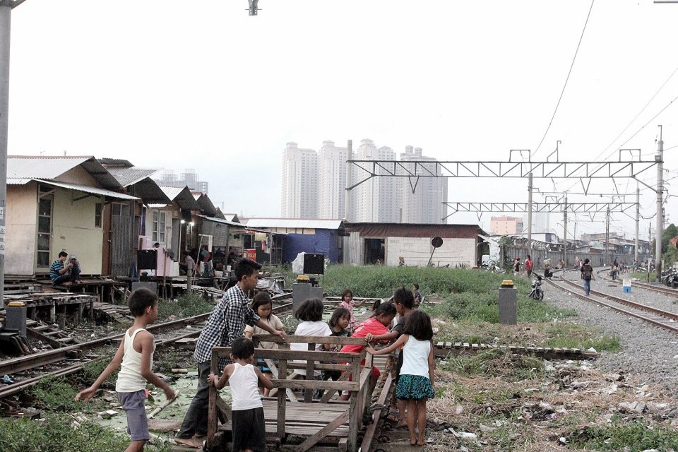 Aktivitas warga di pemukiman padat penduduk Kampung Dao, Jakarta. Upaya pengentasan kemiskinan ekstrem di dunia lebih banyak didorong oleh kawasan Asia Timur dan Pasifik, terutama Cina, Indonesia, dan India. 