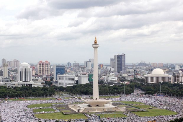 Ribuan umat Islam melakukan zikir dan doa bersama saat Aksi Bela Islam III di kawasan silang Monas, Jakarta, Jumat (2/12).