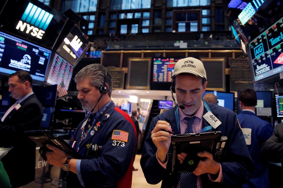 Pedagang saham bekerja di lantai bursa di New York Stock Exchange (NYSE) di Manhattan, New York City, Amerika Serikat. Tanda-tanda resesi yang mencuat membuat Wall Street anjlok hingga 3% pada penutupan perdagangan Rabu (14/8). Kekhawatiran resesi tersebu