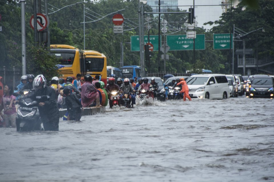 Sejumlah kendaraan menerobos banjir di Jalan Gunung Sahari Raya, Jakarta, Selasa (21/2). Perusahaan asal Jepang, PT Taisei Corporation menawarkan diri untuk terlibat dalam penanganan banjir di DKI Jakarta. 