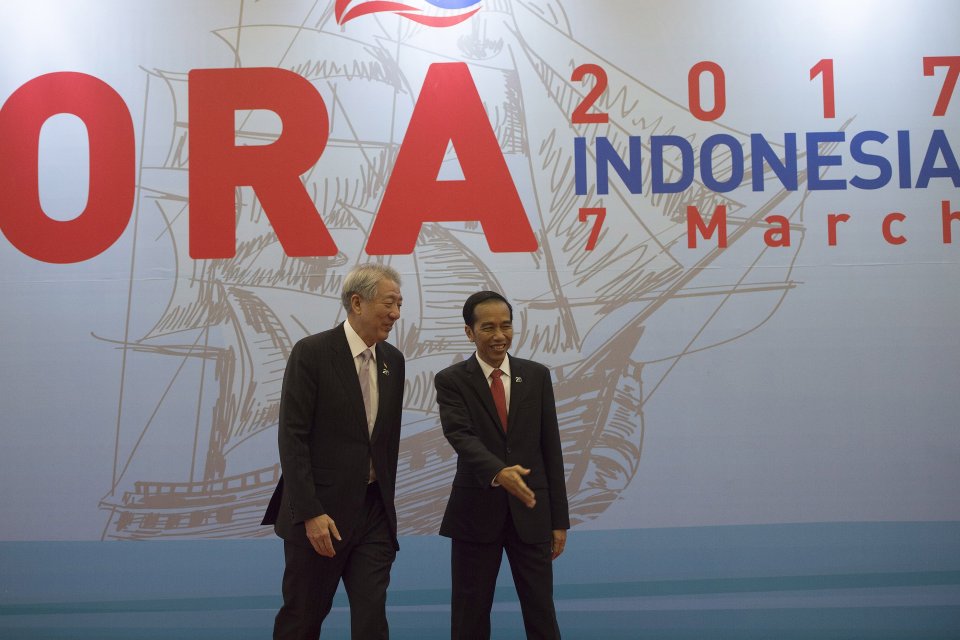 Presiden Joko Widodo (kanan) menyambut Deputi Perdana Menteri Singapura Teo Chee Hean