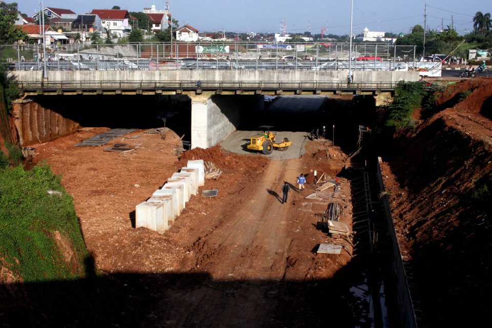 Suasana pembangunan tol Cijago di kawasan Depok, Jawa Barat, Senin (13/3). Kementerian PUPR berupaya mempercepat pembangunan tol tersebut meski pembebasasan lahan belum tuntas 100 persen, konstruksi fisik proyek tol jalan Tol Cinere- Jagorawi (Cijago) sek