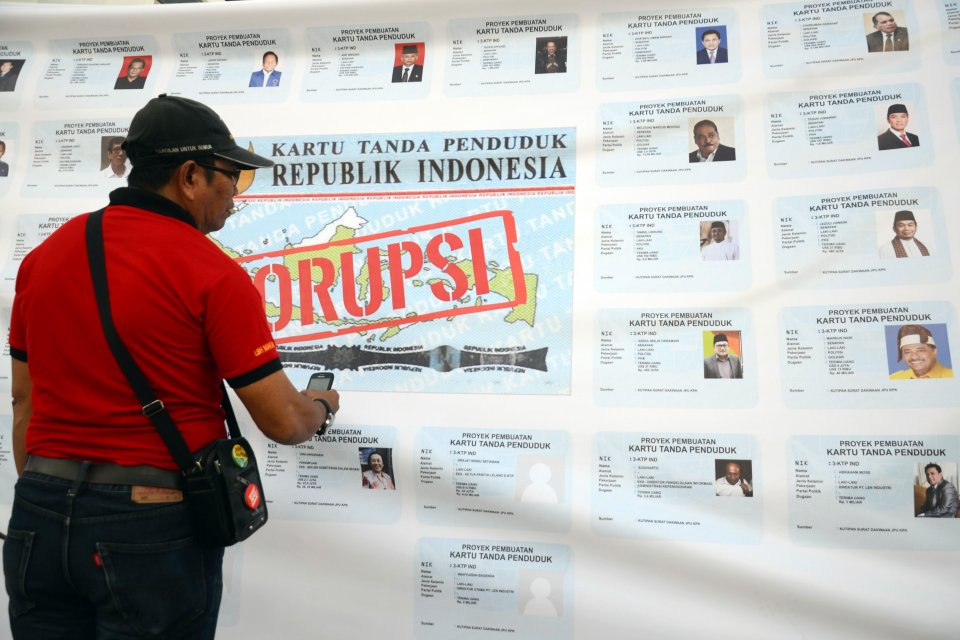 Indonesia Corruption Watch (ICW) mengungkapkan vonis terdakwa kasus korupsi mayoritas dalam kategori ringan. Sebanyak 79 persen kasus korupsi tahun lalu didakwa dengan hukuman ringan, yakni di kisaran 1-4 tahun penjara.