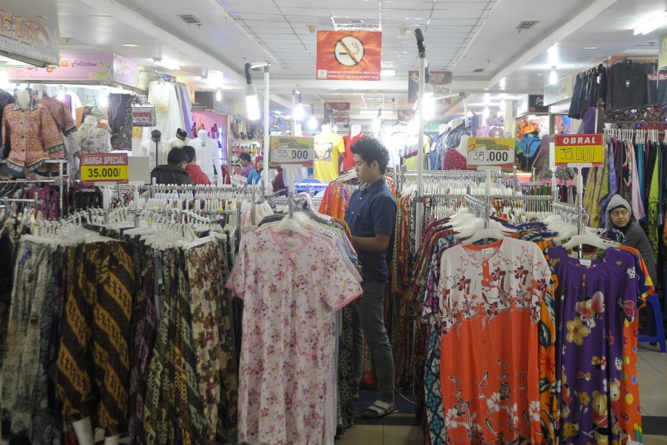 Ilustrasi, penjualan pakaian jadi di pusat perbelanjaan. Asosiasi Pertekstilan Indonesia (API) memproyeksi momen lebaran tidak akan mampu mengangkat kinerja pelaku usaha tekstil, lantaran daya beli masyarakat melemah imbas corona.