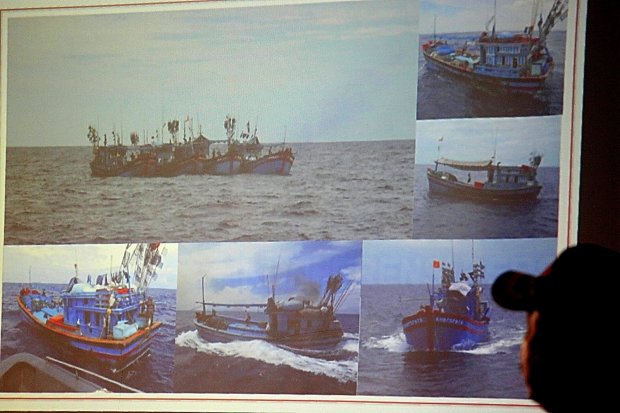 Tampak foto dokumentasi dalam layar, lima kapal asing masing-masing dengan alat tangkap Gilnet, memasuki teritori berdaulat Indonesia di sekitar perairan Natuna dan KP Hiu Macam 001 kemudian melakukan penyergapan satu persatu terhadap kelima kapal. 