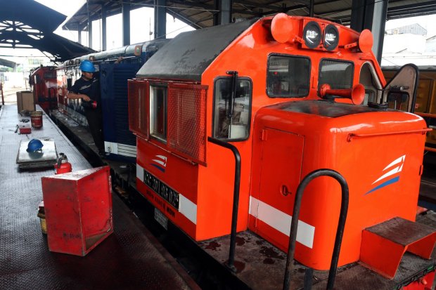 Petugas KAI memeriksa lokomotif di Dipo Lok Besar A Medan, Sumatera Utara, 9 Mei 2017. Lokomotif ini untuk menunjang angkutan mudik Lebaran 2017 menggunakan kereta api.