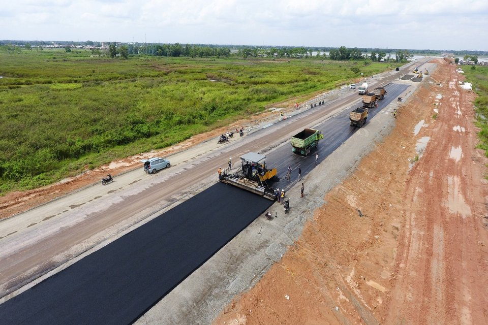 Foto udara proyek pembangunan jalan tol Sumatera ruas Palembang-Indralaya (Palindra) Seksi I di Kecamatan Pemulutan, Kab Ogan Ilir (OI), Sumatra Selatan, Selasa (17/1). 