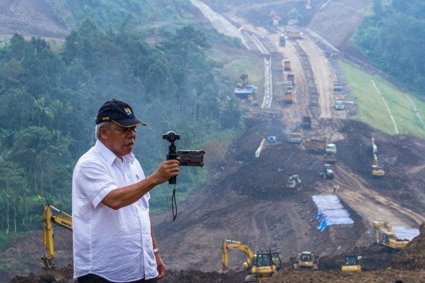 Menteri PUPR Basuki Hadimuljono membuat video blogging perkembangan proyek jalan tol Bawen-Salatiga di Kabupaten Semarang, 7 April 2017.