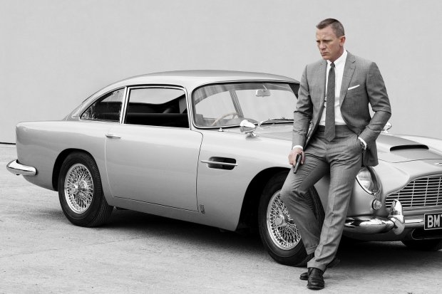 James Bond sebagai salah satu film Hollywood yang mengangkat tema spionase. Spionase adalah aktivitas mengumpulkan informasi tentang perkembangan negara lain secara diam-diam.