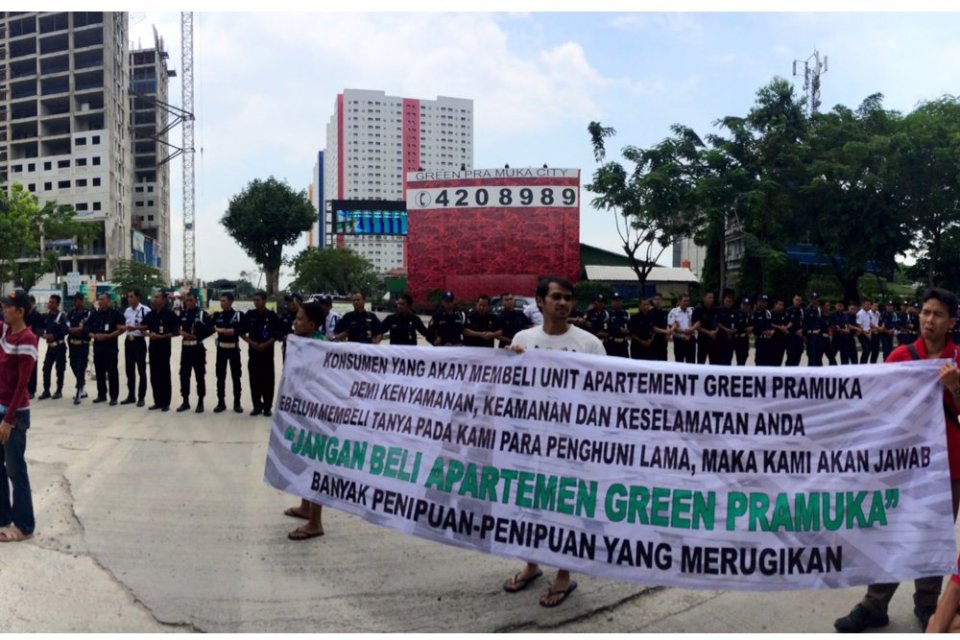 Demo Penghuni apartemen Green Pramuka